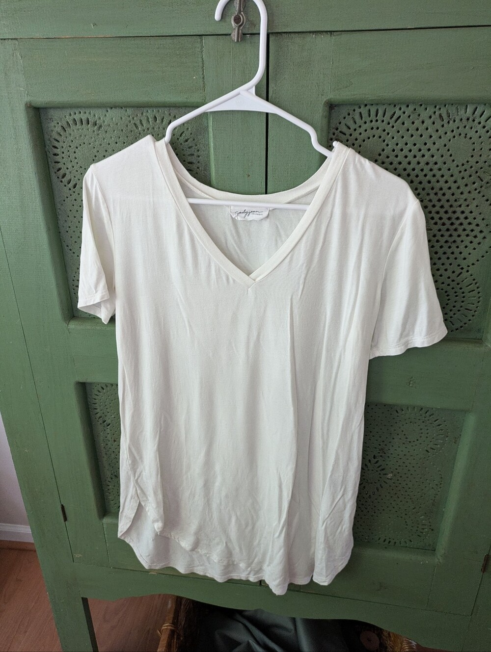 Carly Jean Los Angeles White V-Neck Short Sleeve Tee
